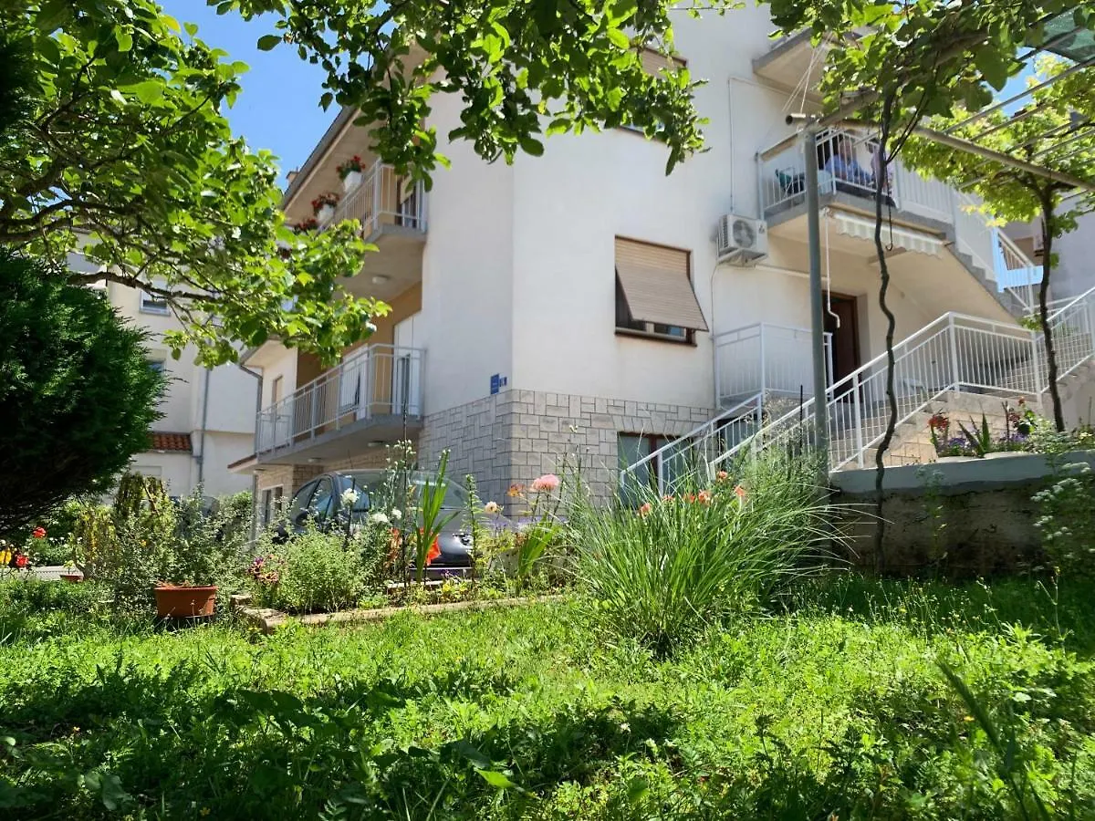 Apartment Bilic Pula 3*,